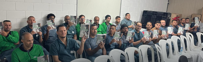Colaboradores em dinâmica de palestra da Eleva